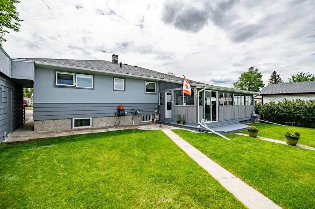 5024 43 Street Innisfail AB T4G 1K2