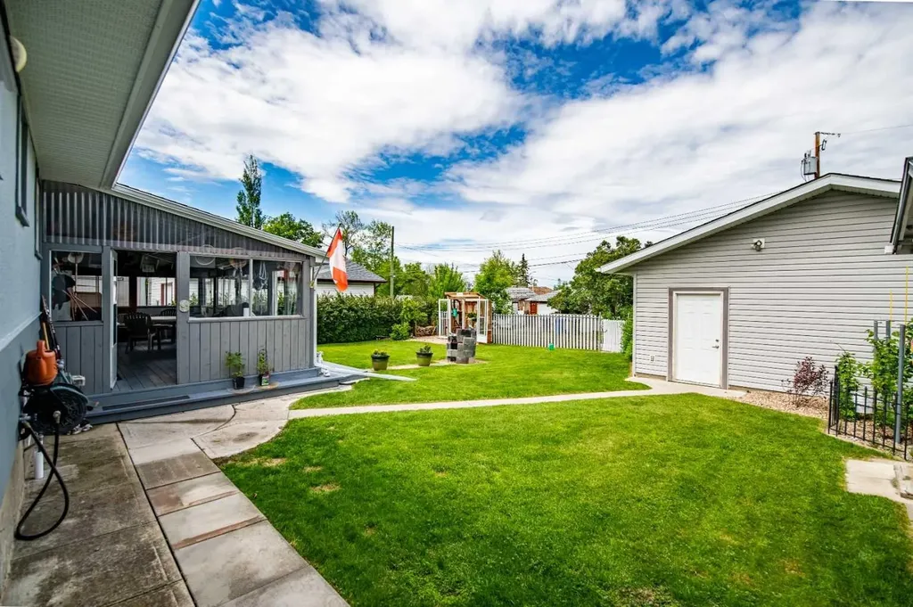 5024 43 Street Innisfail AB T4G 1K2