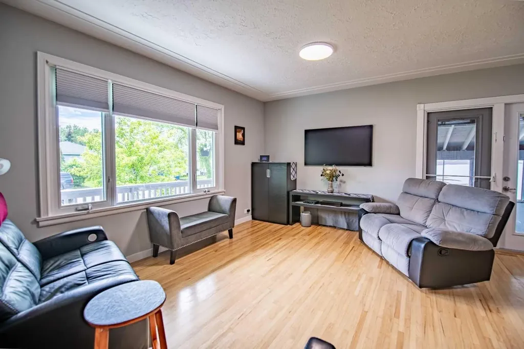 5024 43 Street Innisfail AB T4G 1K2