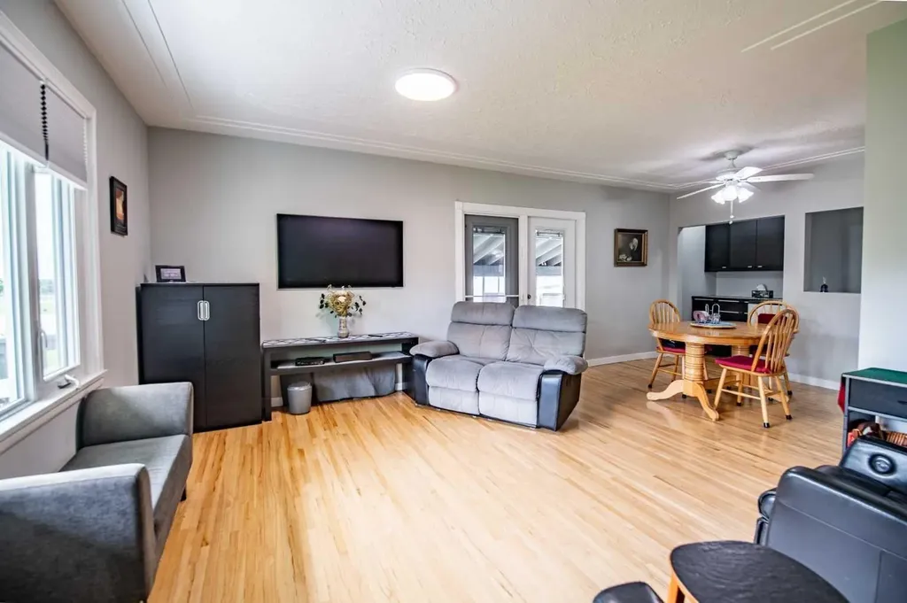 5024 43 Street Innisfail AB T4G 1K2