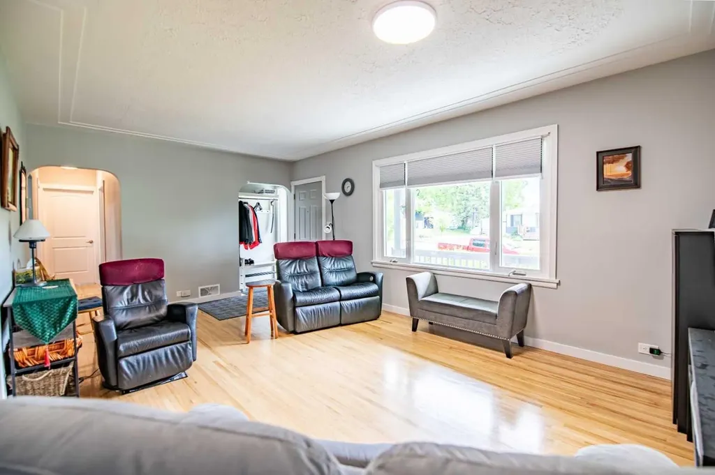 5024 43 Street Innisfail AB T4G 1K2