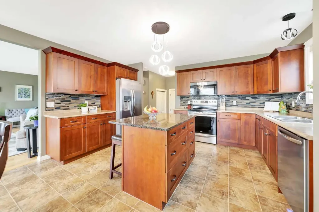 2111 56 Avenue Lloydminster AB T9V 2W2