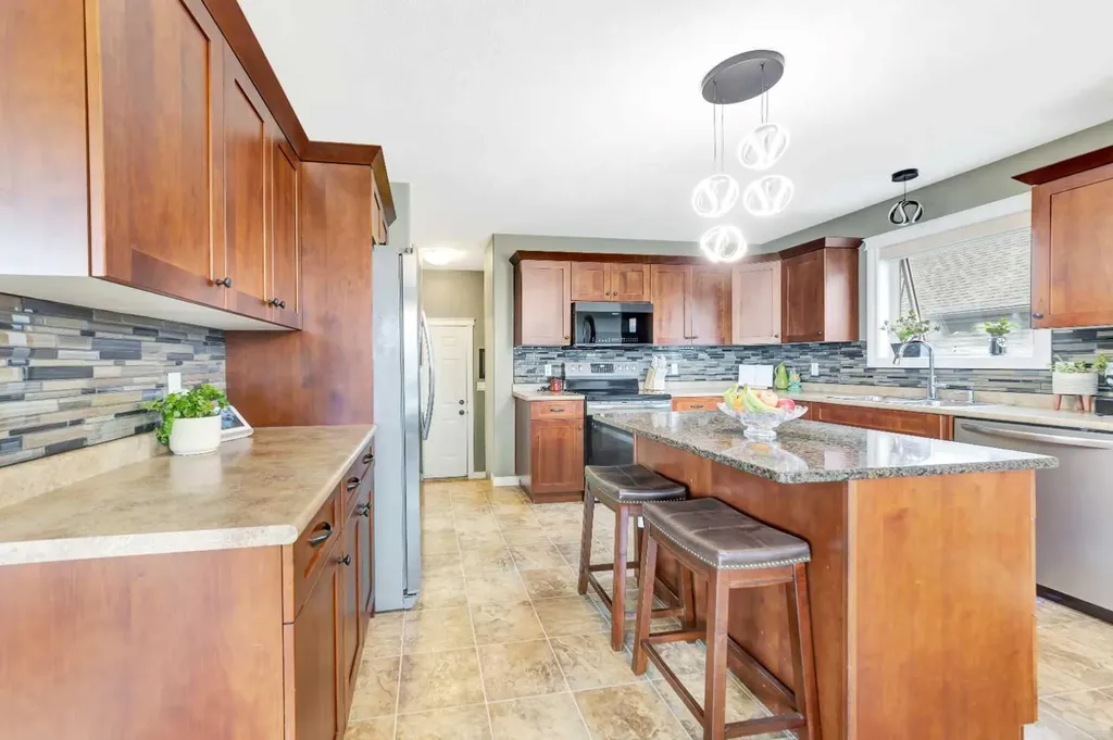 2111 56 Avenue Lloydminster AB T9V 2W2