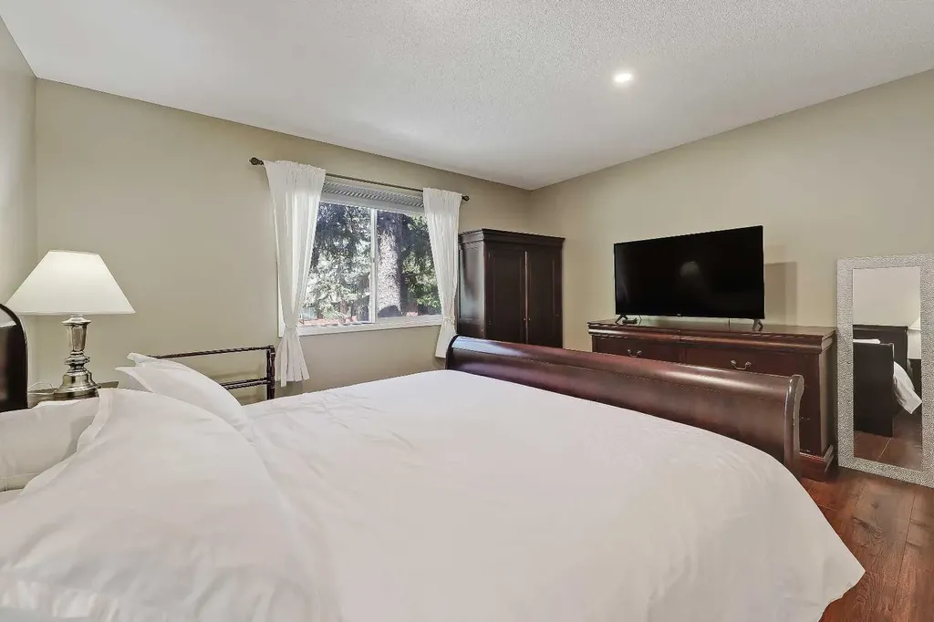 185 Springwood Drive SW Calgary AB T2W 0L2