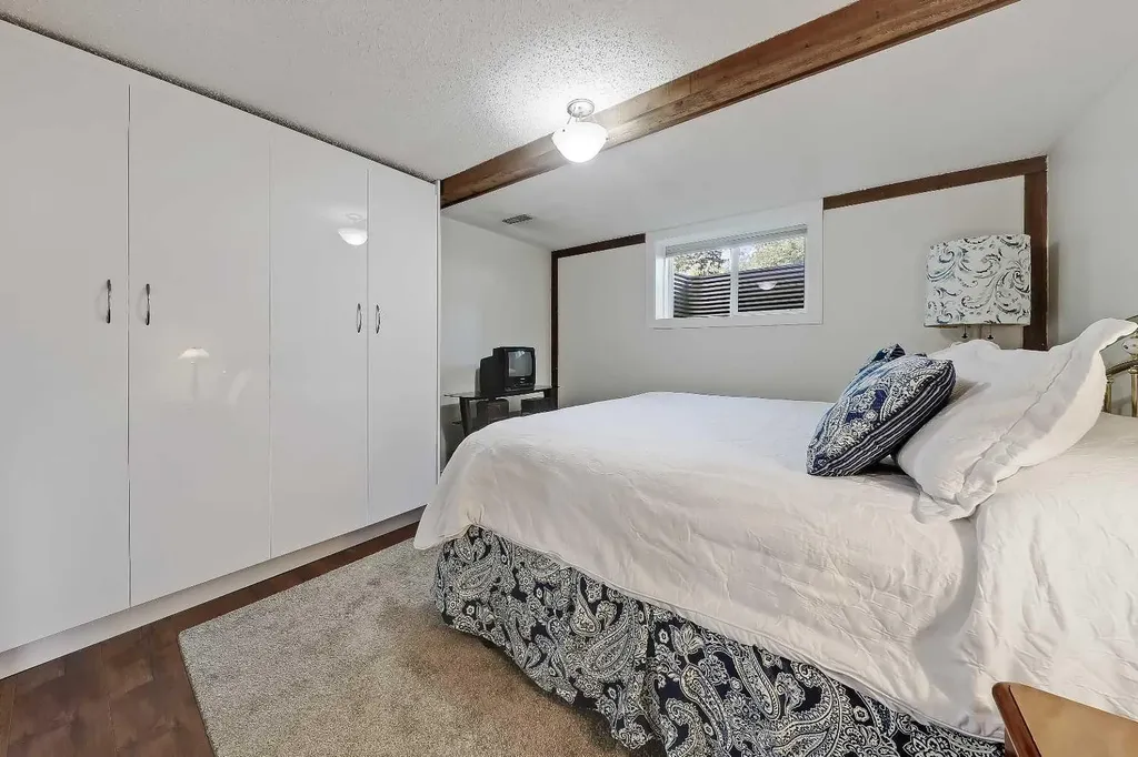 185 Springwood Drive SW Calgary AB T2W 0L2