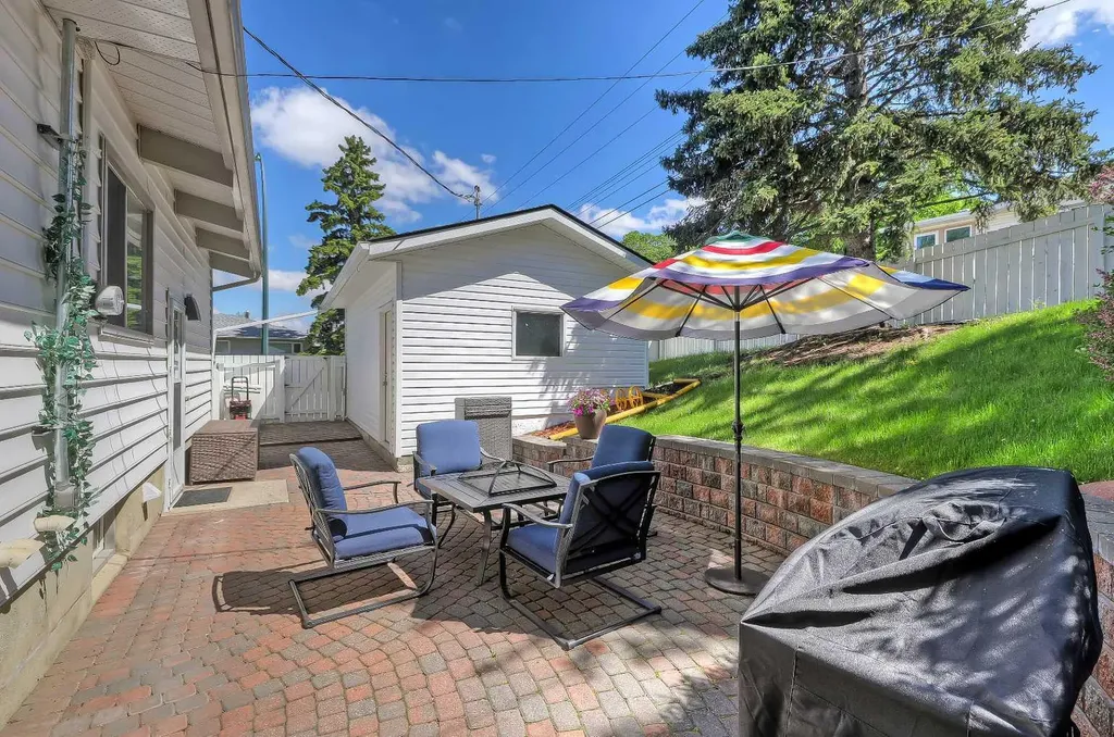 185 Springwood Drive SW Calgary AB T2W 0L2