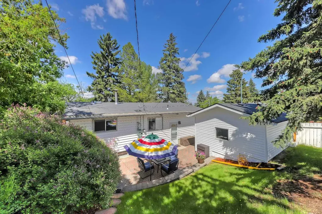 185 Springwood Drive SW Calgary AB T2W 0L2