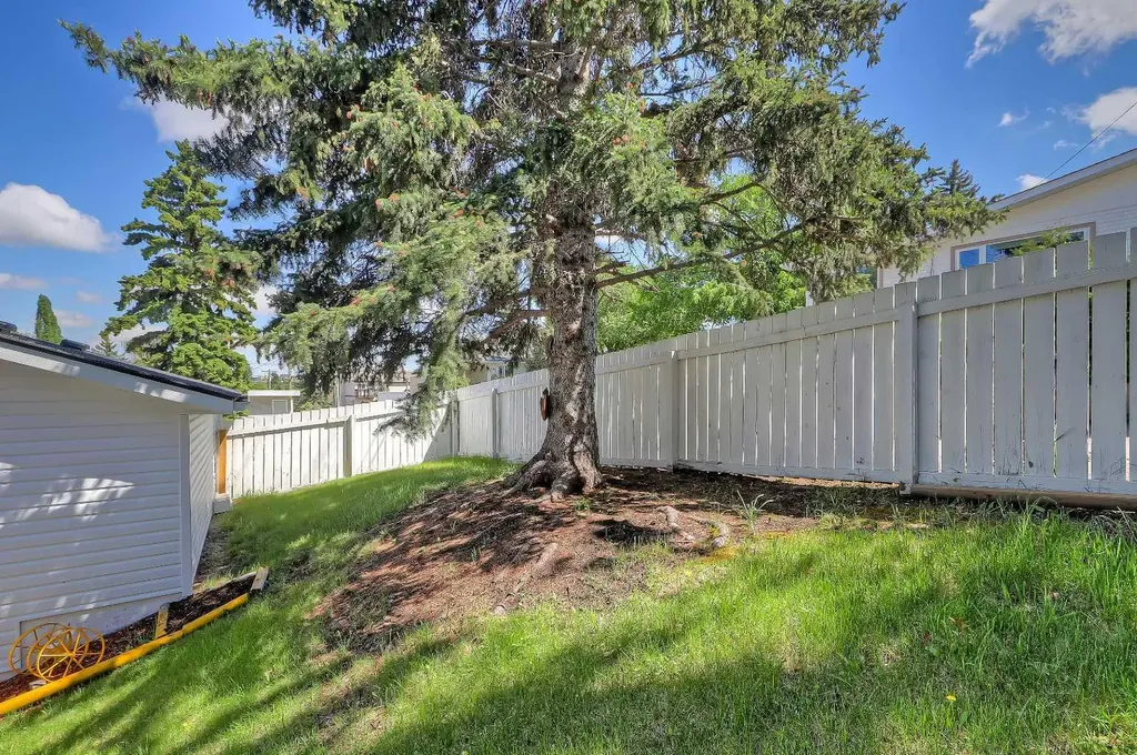 185 Springwood Drive SW Calgary AB T2W 0L2