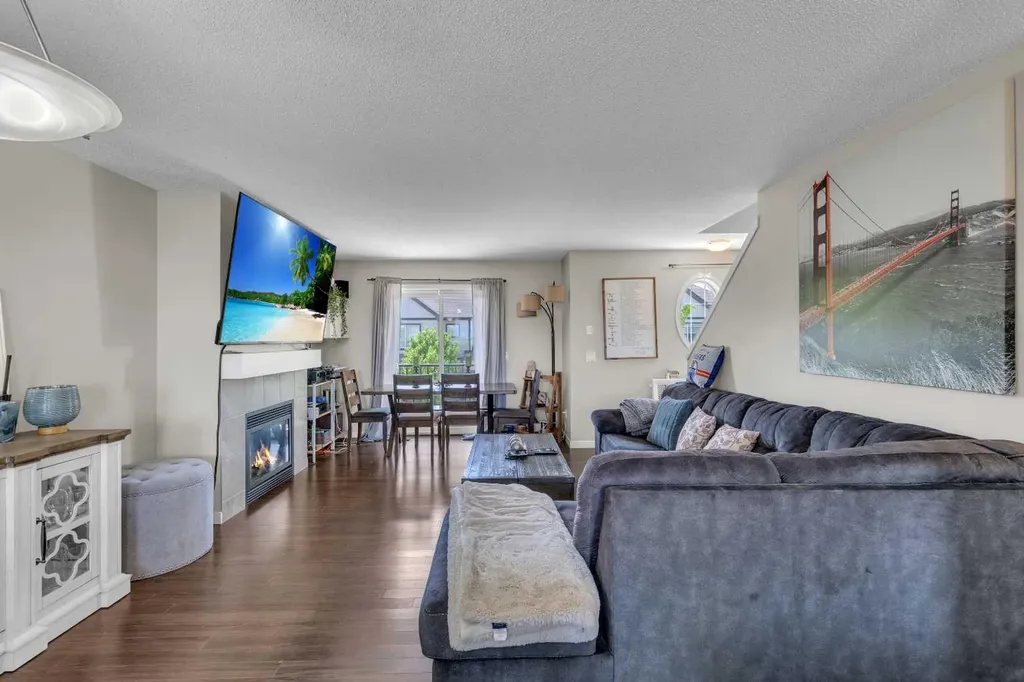 401 Copperpond Landing SE Calgary AB T2G 1Z6