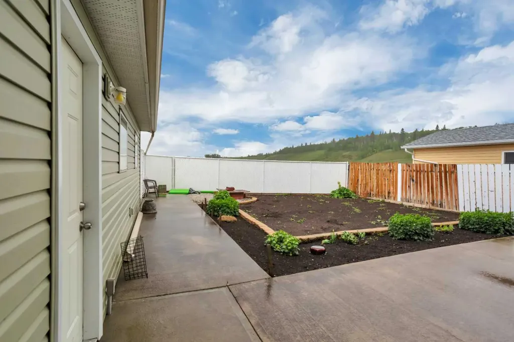 418 6 Street NW Sundre AB T0M 1X0