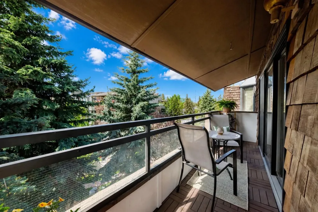 3719B 49 Street NW Calgary AB T3A 2E3