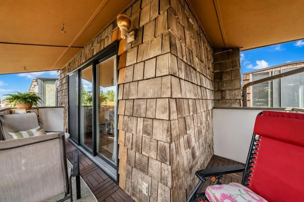 3719B 49 Street NW Calgary AB T3A 2E3