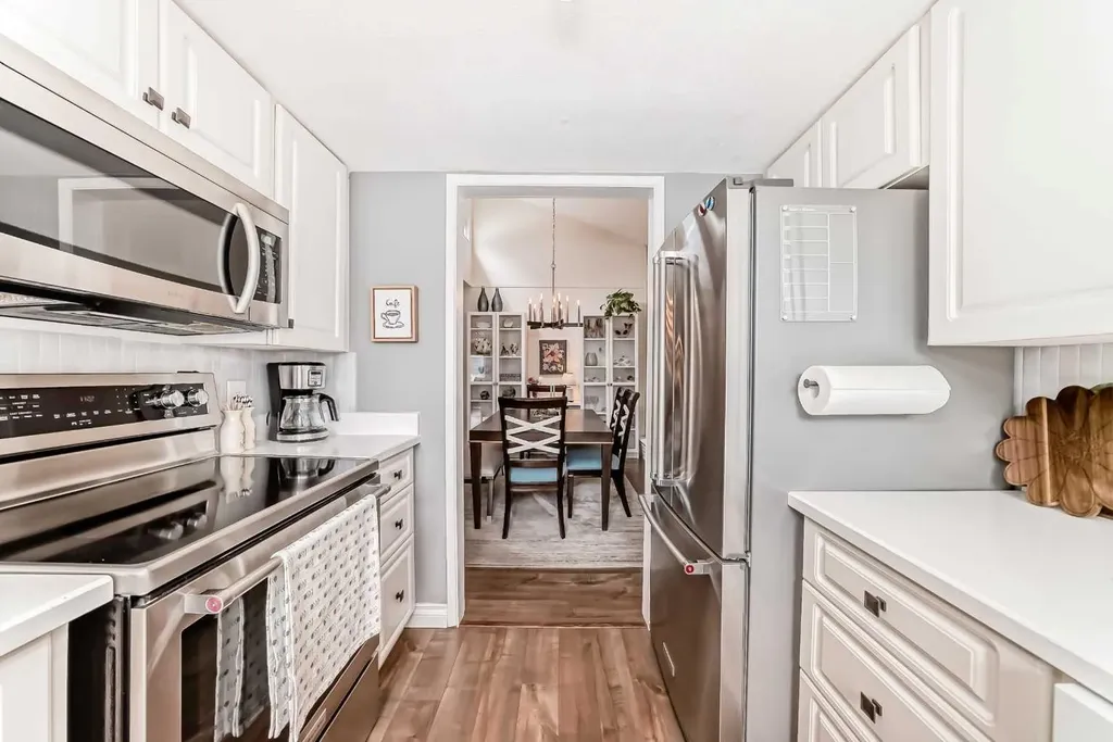 3719B 49 Street NW Calgary AB T3A 2E3