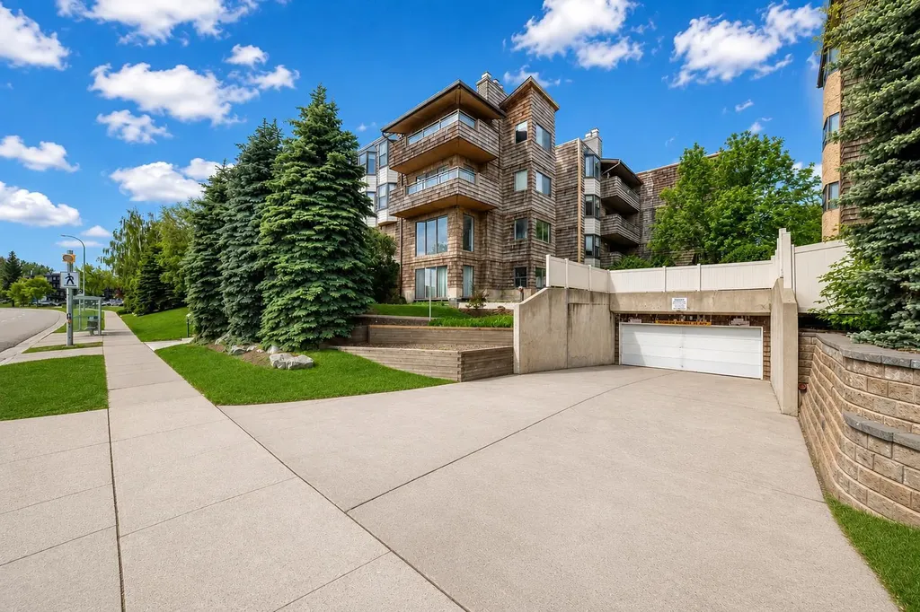 3719B 49 Street NW Calgary AB T3A 2E3