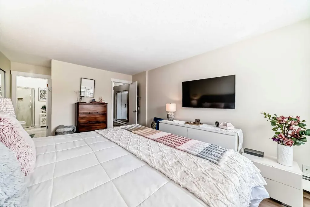 3719B 49 Street NW Calgary AB T3A 2E3