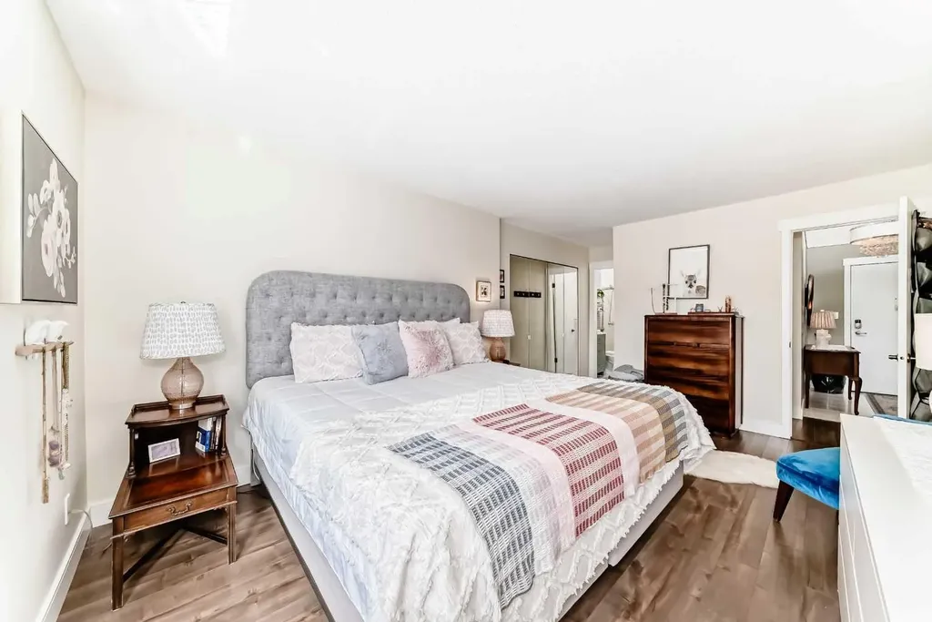 3719B 49 Street NW Calgary AB T3A 2E3