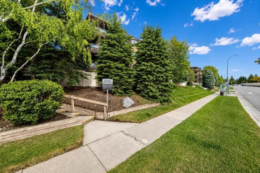 3719B 49 Street NW Calgary AB T3A 2E3