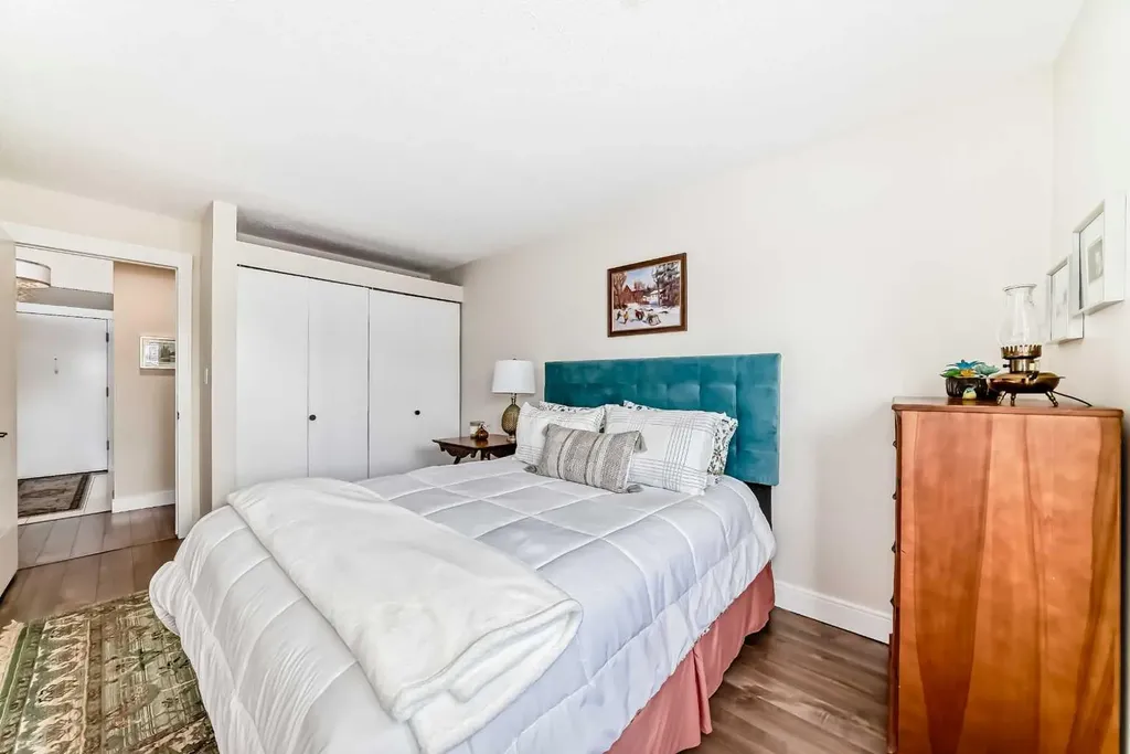 3719B 49 Street NW Calgary AB T3A 2E3