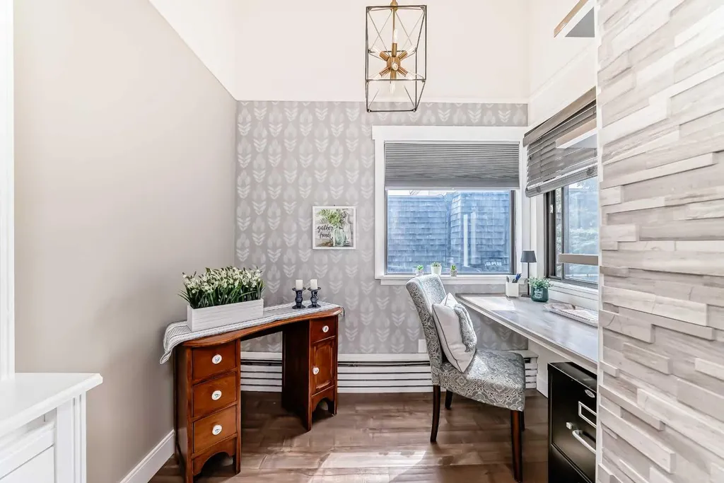 3719B 49 Street NW Calgary AB T3A 2E3