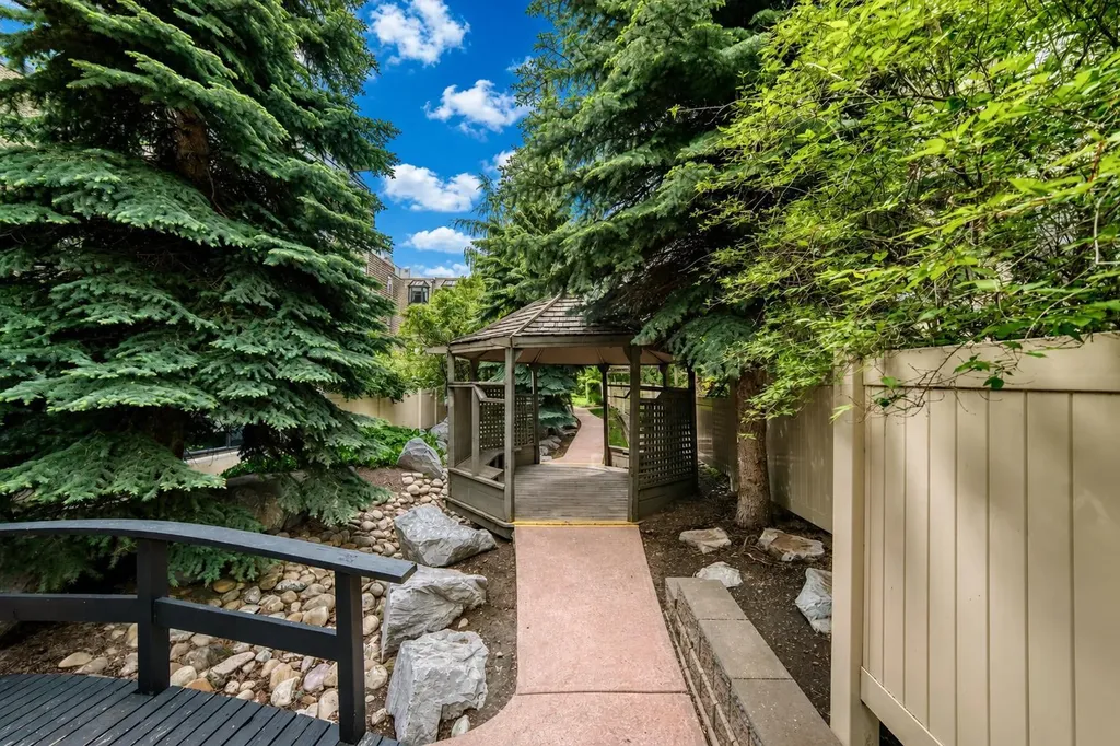 3719B 49 Street NW Calgary AB T3A 2E3