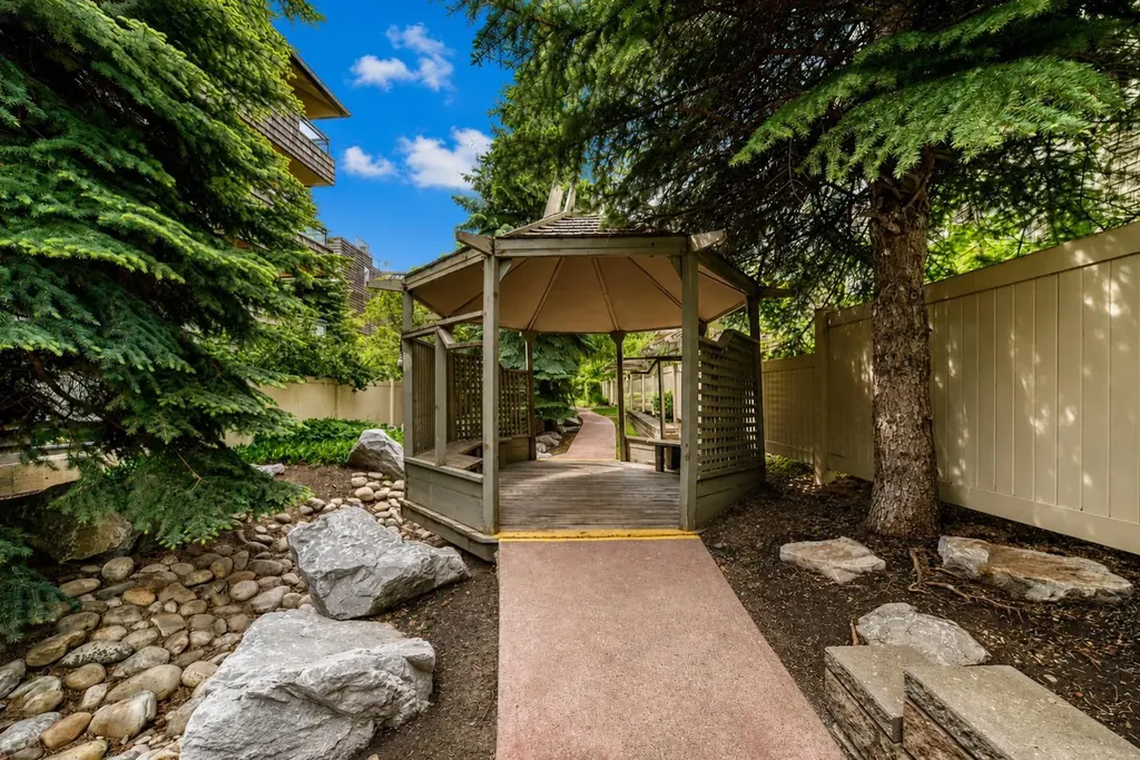 3719B 49 Street NW Calgary AB T3A 2E3