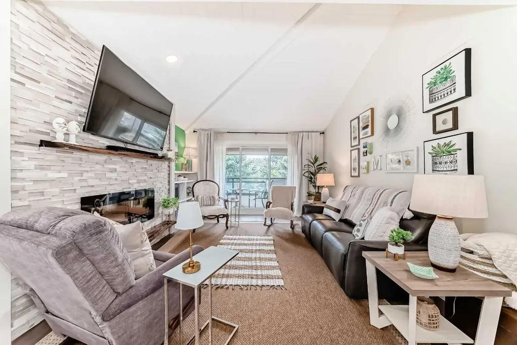 3719B 49 Street NW Calgary AB T3A 2E3