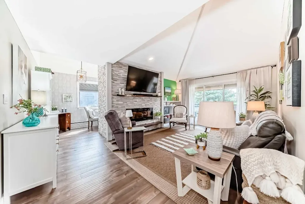 3719B 49 Street NW Calgary AB T3A 2E3
