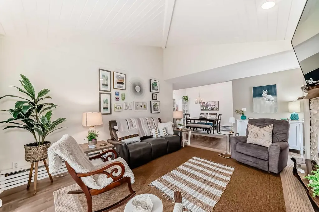 3719B 49 Street NW Calgary AB T3A 2E3