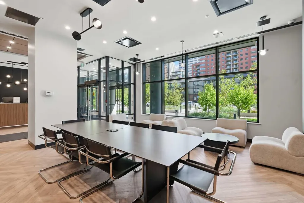 730 2 Avenue Calgary AB T2P 1R8