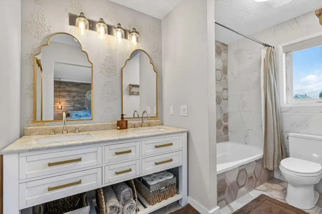 123 Mt Lorette Close SE Calgary AB T2Z2L8