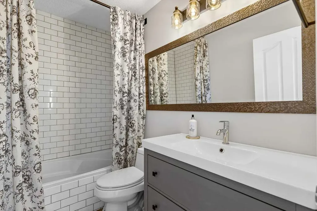 123 Mt Lorette Close SE Calgary AB T2Z2L8