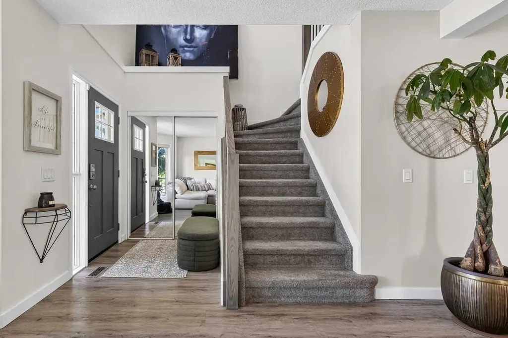 123 Mt Lorette Close SE Calgary AB T2Z2L8