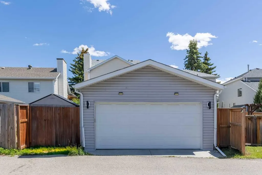 123 Mt Lorette Close SE Calgary AB T2Z2L8