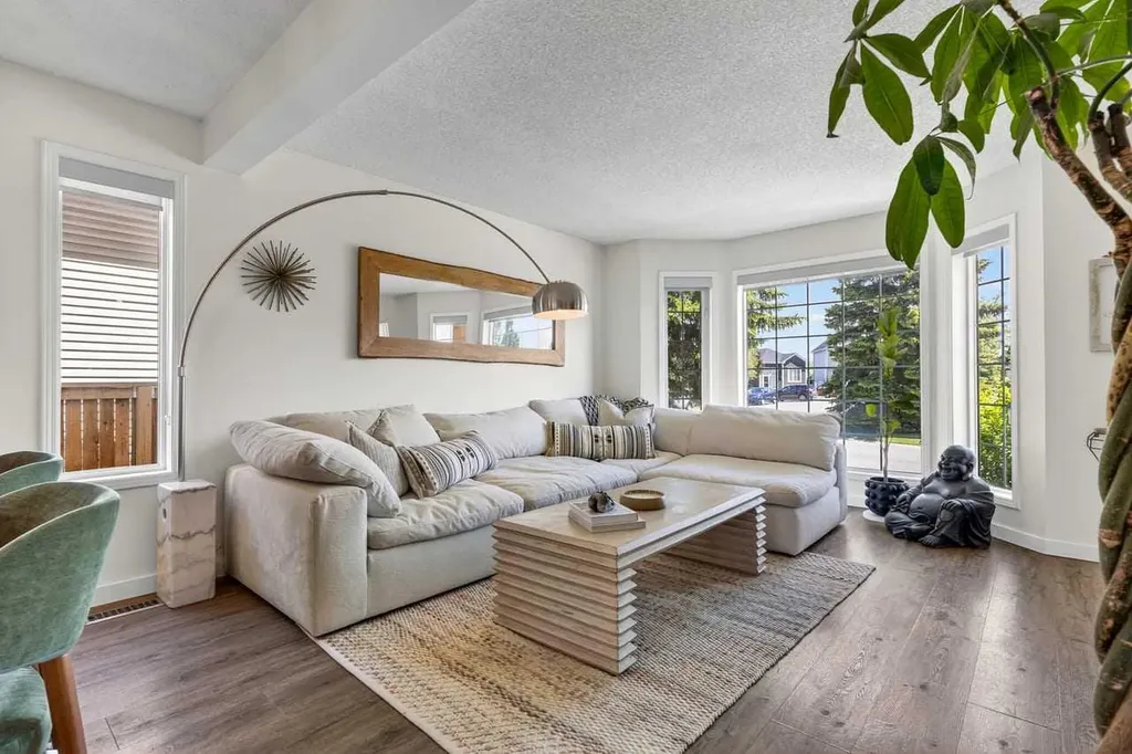 123 Mt Lorette Close SE Calgary AB T2Z2L8