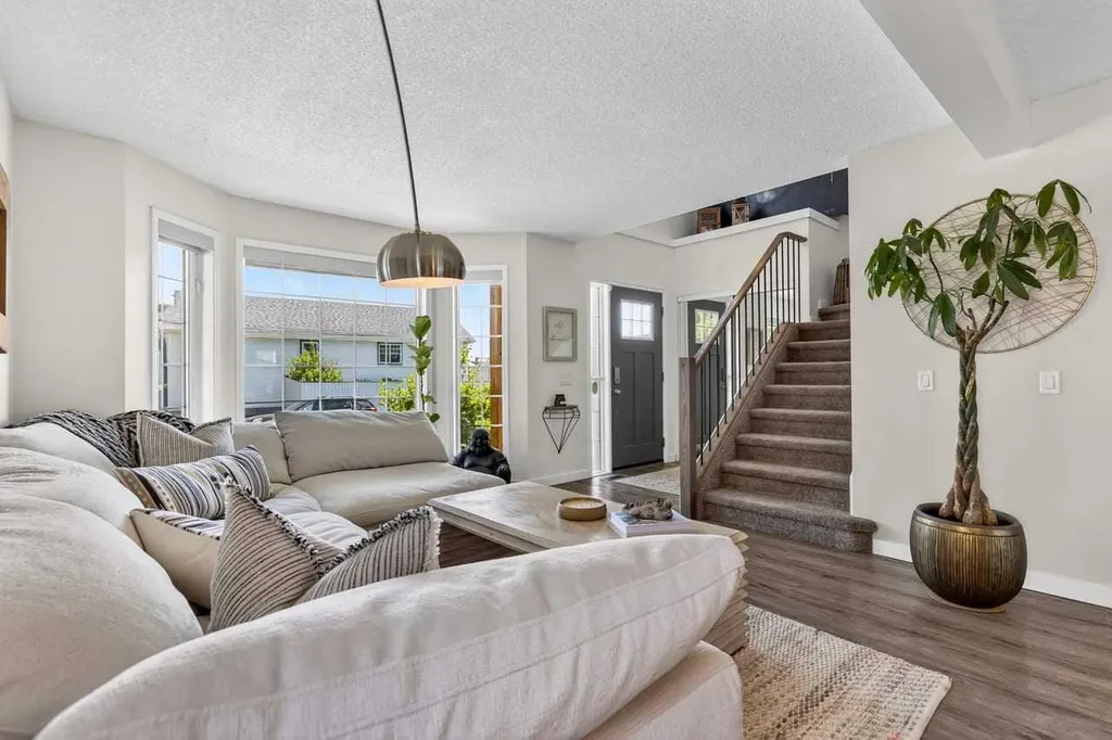 123 Mt Lorette Close SE Calgary AB T2Z2L8