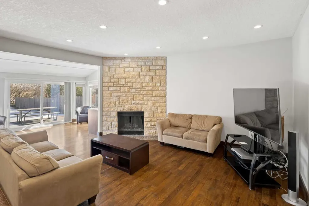40 Wood Crescent SW Calgary AB T2W 4B6