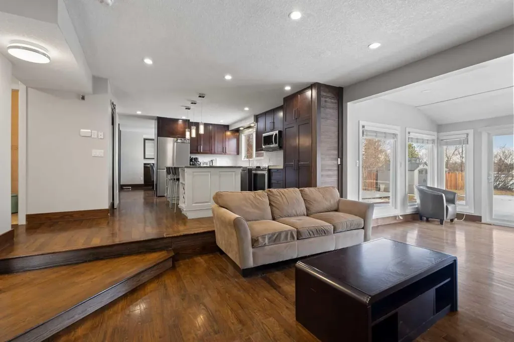 40 Wood Crescent SW Calgary AB T2W 4B6