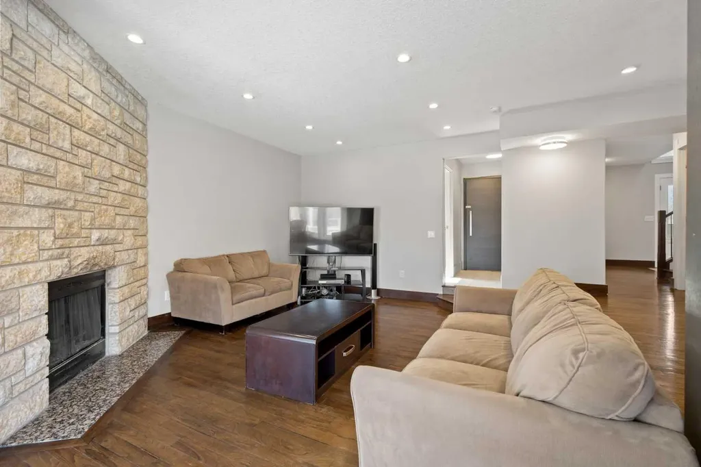 40 Wood Crescent SW Calgary AB T2W 4B6
