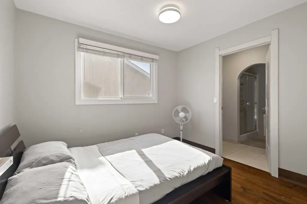 40 Wood Crescent SW Calgary AB T2W 4B6