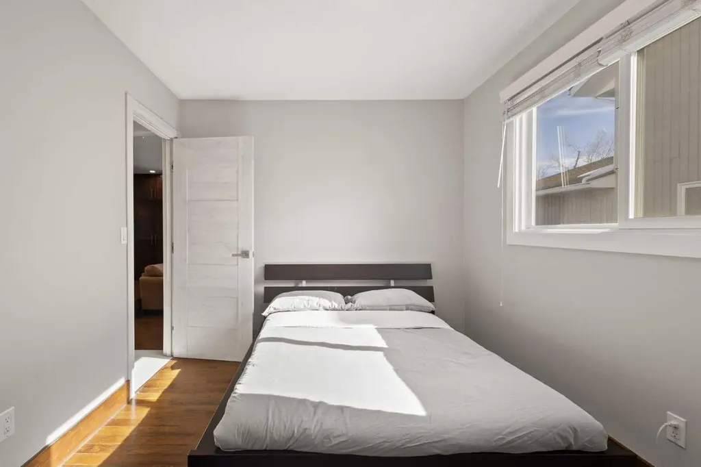 40 Wood Crescent SW Calgary AB T2W 4B6