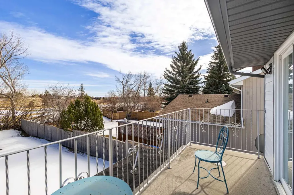 40 Wood Crescent SW Calgary AB T2W 4B6