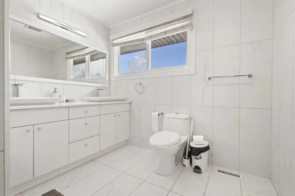 40 Wood Crescent SW Calgary AB T2W 4B6