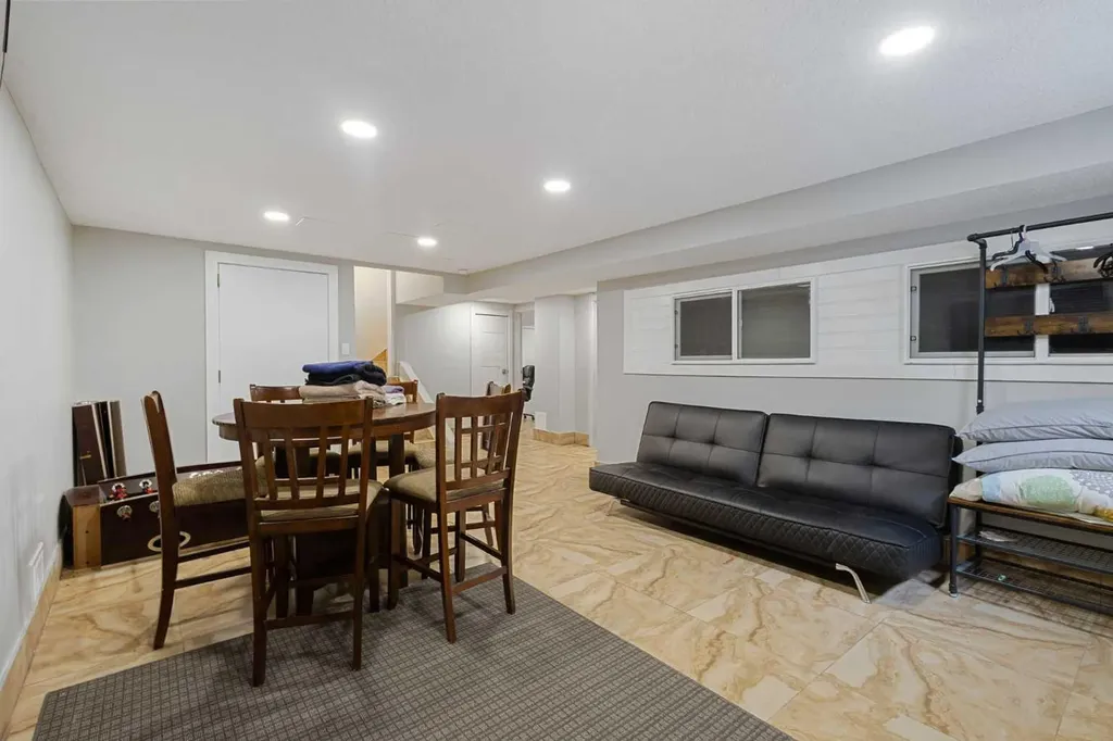 40 Wood Crescent SW Calgary AB T2W 4B6