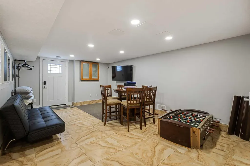 40 Wood Crescent SW Calgary AB T2W 4B6