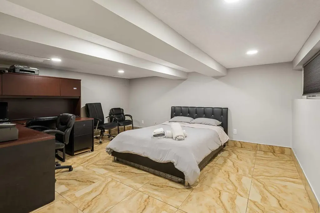 40 Wood Crescent SW Calgary AB T2W 4B6