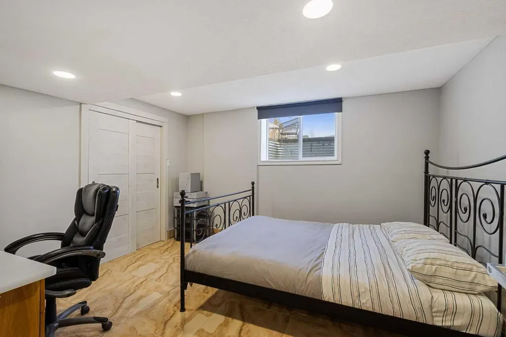 40 Wood Crescent SW Calgary AB T2W 4B6