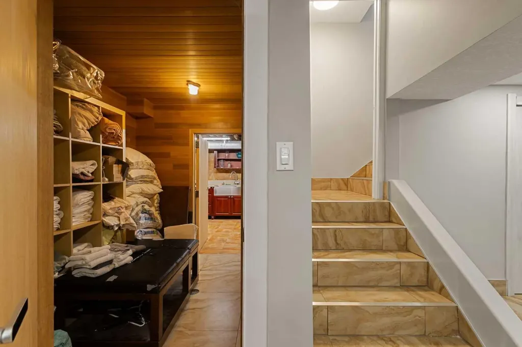 40 Wood Crescent SW Calgary AB T2W 4B6