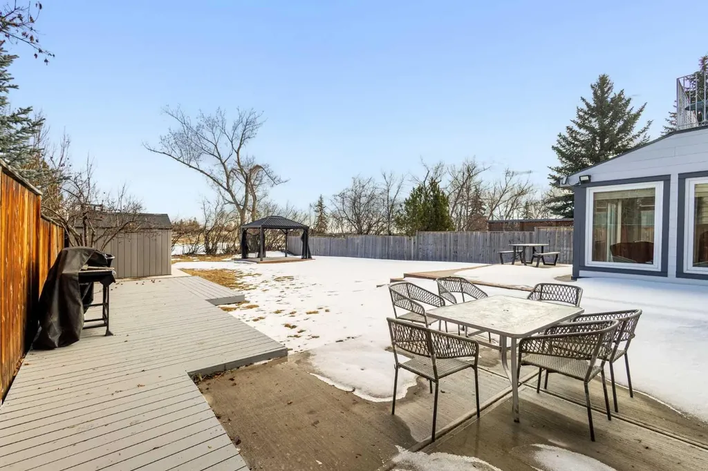 40 Wood Crescent SW Calgary AB T2W 4B6