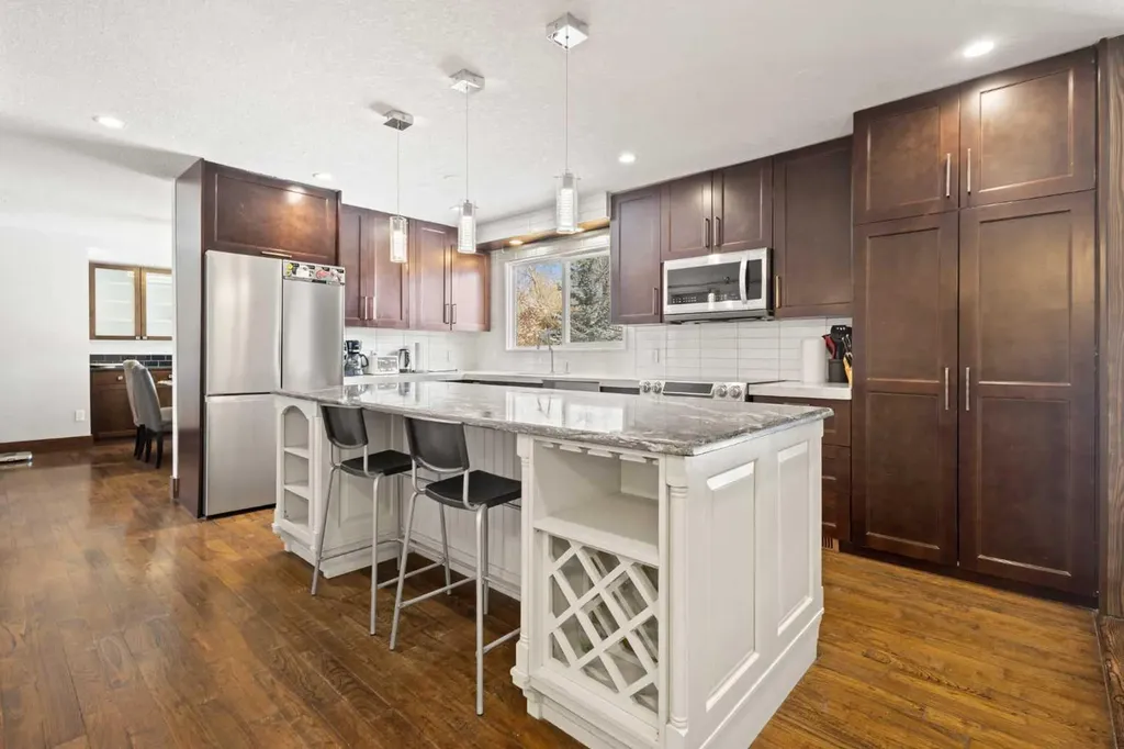 40 Wood Crescent SW Calgary AB T2W 4B6