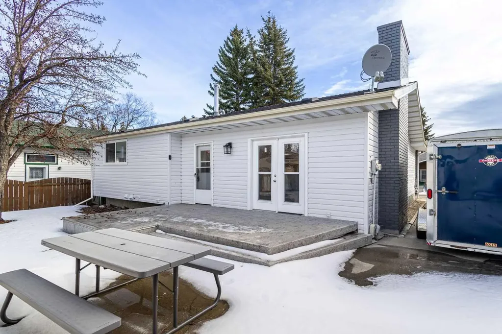 208 Woodpark Place SW Calgary AB T2M 2S5